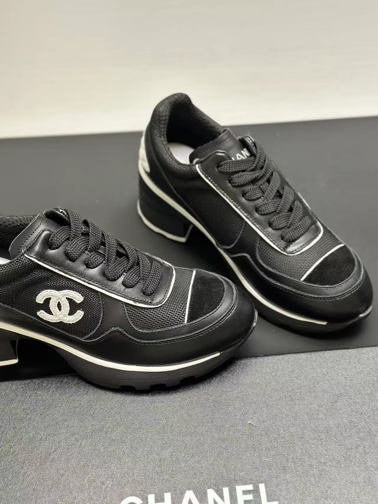 Men's shoes 💰620💰Women's 🚺 Chanel Panda shoes! 2025 counter top casual sports shoes This classic design; the upper is in the style of electric embroidery with various techniques; the outsole is fashionable and sporty; the unusual inclusion of a variety of color matching elements... The diversified mix and match is very good-looking and versatile, and can be used for leisure, fashion, sports, and outdoor... ꫛꫀꪝ Go➫ Materials: ❶Upper made of: original imported first-layer silk cowhide + original waterproof cloth + original first-layer cowhide ❷Inner use: Original Yangli+wang ❸ Outsole based on: Original TPU combination outsole Special counter boutique packaging complete set for women 35–41
